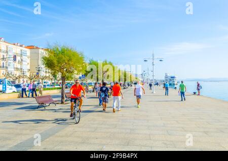 SANTANDER, ESPAGNE, OCTOBRE 30,2014: Les gens se promenent sur la promenade de Santander, Espagne Banque D'Images