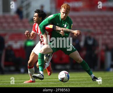 Christian Norton (à gauche) de Stoke City et Sepp van den Berg de Preston North End se battent pour le ballon lors du match du championnat Sky Bet au stade bet365, Stoke-on-Trent. Date de la photo: Samedi 17 avril 2021. Banque D'Images