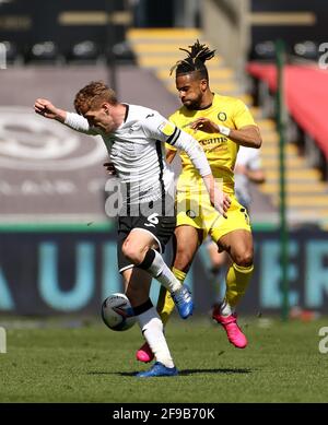 Jay Fulton (à gauche) de Swansea City et Garath McCleary de Wycombe Wanderers se battent pour le ballon lors du match de championnat Sky Bet au Liberty Stadium, à Swansea. Date de la photo: Samedi 17 avril 2021. Banque D'Images