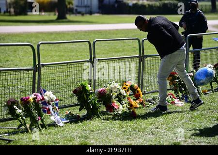 Windsor, Royaume-Uni. 17 avril 2021. Fleurs pavées sur la longue promenade près du château de Windsor, à Windsor, dans le Berkshire, devant les funérailles du prince Philip, duc d'Édimbourg. Le prince Philip, consort du plus long monarque anglais régnant dans l'histoire, la reine Elizabeth II, est décédé le 9 avril 2021, deux mois avant son 100e anniversaire. Crédit photo: Ben Cawthra/Sipa USA **NO UK SALES** crédit: SIPA USA/Alay Live News Banque D'Images