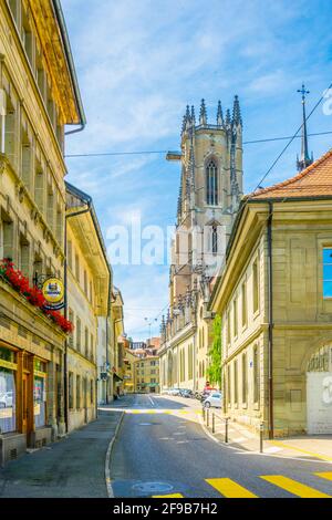 FRIBOURG, SUISSE, 17 JUILLET 2017 : les gens marchent vers la cathédrale Saint-Nicolas dans la vieille ville de Fribourg, Suisse Banque D'Images