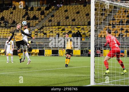BREDA, PAYS-BAS - AVRIL 16 : Richaard Jensen de Roda JC, Mario Bilate de NAC Breda, Stefano Marzo de Roda JC, gardien de but Jan Hoekstra de Roda JC dur Banque D'Images