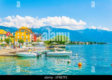 VEVEY, SUISSE, 18 JUILLET 2017: Les gens profitent d'une journée d'été ensoleillée dans le port de Vevey, Suisse Banque D'Images