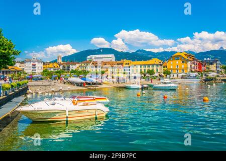 VEVEY, SUISSE, 18 JUILLET 2017: Les gens profitent d'une journée d'été ensoleillée dans le port de Vevey, Suisse Banque D'Images