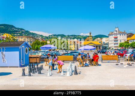 VEVEY, SUISSE, 18 JUILLET 2017: Les gens jouent aux échecs géants pendant la journée d'été dans le port de Vevey, Suisse Banque D'Images