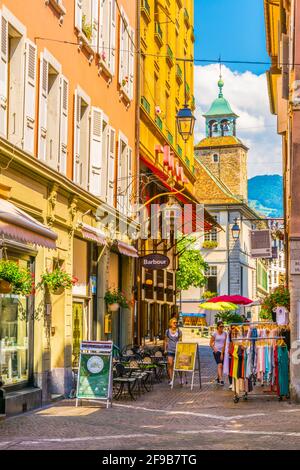 VEVEY, SUISSE, 18 JUILLET 2017 : vue sur une rue étroite de la vieille ville de Vevey, Suisse Banque D'Images