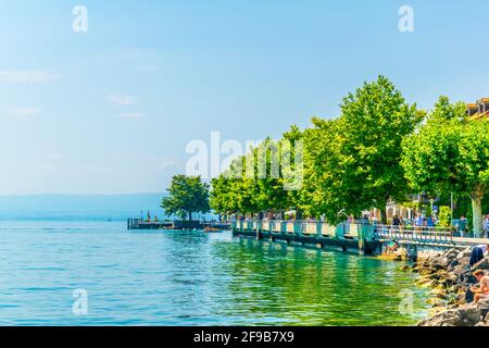 VEVEY, SUISSE, 18 JUILLET 2017 : promenade le long du lac de Genève, également appelé Lac Léman en Suisse Banque D'Images