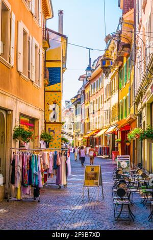 VEVEY, SUISSE, 18 JUILLET 2017 : vue sur une rue étroite de la vieille ville de Vevey, Suisse Banque D'Images