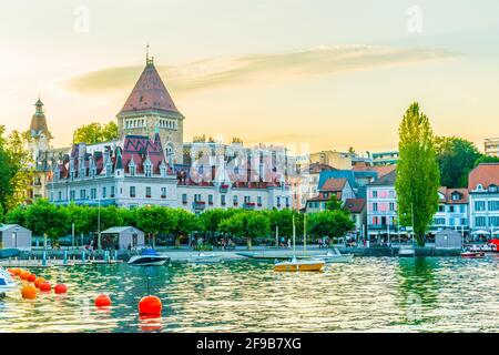LAUSANNE, SUISSE, 18 JUILLET 2017 : vue sur le coucher du soleil de l'hôtel Château d'Ouchy à Lausanne, Suisse Banque D'Images