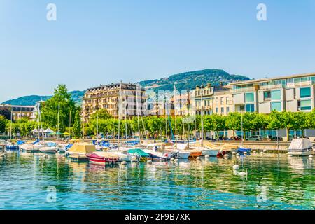 VEVEY, SUISSE, 18 JUILLET 2017: Les gens profitent d'une journée d'été ensoleillée dans le port de Vevey, Suisse Banque D'Images