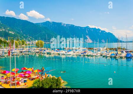 VEVEY, SUISSE, 18 JUILLET 2017: Les gens profitent d'une journée d'été ensoleillée dans le port de Vevey, Suisse Banque D'Images