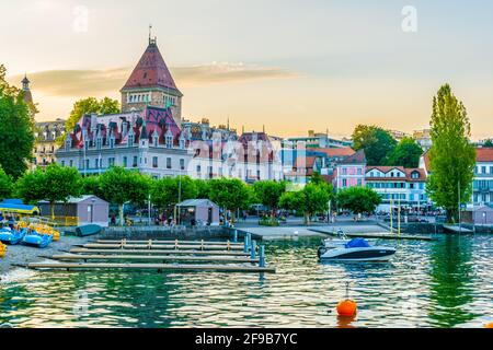 LAUSANNE, SUISSE, 18 JUILLET 2017 : vue sur le coucher du soleil de l'hôtel Château d'Ouchy à Lausanne, Suisse Banque D'Images