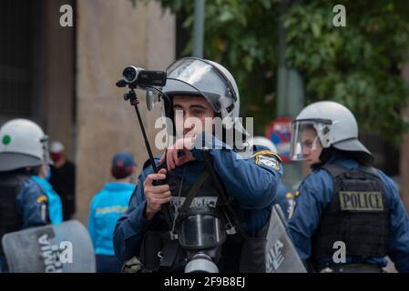 Athènes, Grèce. 17 avril 2021. Un policier anti-émeute enregistre la manifestation. Des organisations de gauche et antifascistes ont organisé une manifestation anti-guerre pour protester contre l'implication de la Grèce dans les opérations militaires de l'OTAN. Credit: Nikolas Georgiou/ZUMA Wire/Alamy Live News Banque D'Images