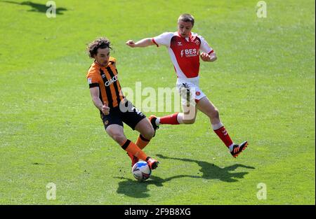 Lewie Coyle de Hull City (à gauche) et Jordan Rossiter de Fleetwood Town (à droite) se battent pour le ballon lors du match de la Sky Bet League One au KCOM Stadium de Hull. Date de la photo: Samedi 17 avril 2021. Banque D'Images