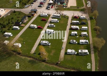 Fachbach, Allemagne. 17 avril 2021. Les campeurs manifestent avec leur camping-cars pour une ouverture immédiate des emplacements et des emplacements de camping (filés avec un drone). De cette façon, ils veulent empêcher le camping sauvage progressif et permettre aux campeurs d'utiliser des sites avec des concepts d'hygiène sûrs. Seuls les campeurs permanents sont autorisés dans la plupart des États fédéraux sous certaines conditions. Crédit : Thomas Frey/dpa/Alay Live News Banque D'Images