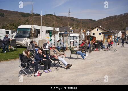 Fachbach, Allemagne. 17 avril 2021. Les campeurs manifestent avec leurs campeurs pour une ouverture immédiate des emplacements et des campings. De cette façon, ils veulent empêcher le camping sauvage progressif et permettre aux campeurs d'utiliser des sites avec des concepts d'hygiène sûrs. Seuls les campeurs permanents sont autorisés dans la plupart des États fédéraux sous certaines conditions. Crédit : Thomas Frey/dpa/Alay Live News Banque D'Images