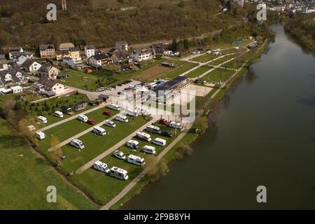 Fachbach, Allemagne. 17 avril 2021. Les campeurs manifestent avec leur camping-cars pour une ouverture immédiate des emplacements et des emplacements de camping (filés avec un drone). De cette façon, ils veulent empêcher le camping sauvage progressif et permettre aux campeurs d'utiliser des sites avec des concepts d'hygiène sûrs. Seuls les campeurs permanents sont autorisés dans la plupart des États fédéraux sous certaines conditions. Crédit : Thomas Frey/dpa/Alay Live News Banque D'Images