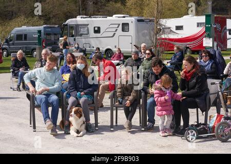 Fachbach, Allemagne. 17 avril 2021. Les campeurs manifestent avec leurs campeurs pour une ouverture immédiate des emplacements et des campings. De cette façon, ils veulent empêcher le camping sauvage progressif et permettre aux campeurs d'utiliser des sites avec des concepts d'hygiène sûrs. Seuls les campeurs permanents sont autorisés dans la plupart des États fédéraux sous certaines conditions. Crédit : Thomas Frey/dpa/Alay Live News Banque D'Images