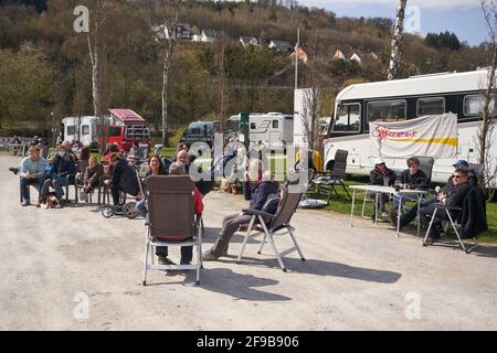 Fachbach, Allemagne. 17 avril 2021. Les campeurs manifestent avec leurs campeurs pour une ouverture immédiate des emplacements et des campings. De cette façon, ils veulent empêcher le camping sauvage progressif et permettre aux campeurs d'utiliser des sites avec des concepts d'hygiène sûrs. Seuls les campeurs permanents sont autorisés dans la plupart des États fédéraux sous certaines conditions. Crédit : Thomas Frey/dpa/Alay Live News Banque D'Images