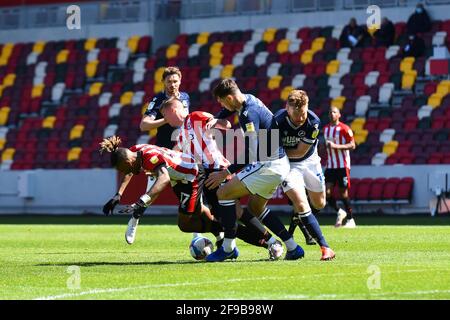 LONDRES. ROYAUME-UNI. 17 AVRIL : Ivan Toney de Brentford et Marcus Forss de Brentford batailles pour possession avec Jake Cooper de Millwall lors du match de championnat Sky Bet entre Brentford et Millwall au stade communautaire de Brentford, Brentford le samedi 17 avril 2021. (Credit: Ivan Yordanov | MI News) Credit: MI News & Sport /Alay Live News Banque D'Images