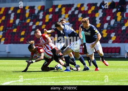 LONDRES. ROYAUME-UNI. 17 AVRIL : Ivan Toney de Brentford et Marcus Forss de Brentford batailles pour possession avec Jake Cooper de Millwall lors du match de championnat Sky Bet entre Brentford et Millwall au stade communautaire de Brentford, Brentford le samedi 17 avril 2021. (Credit: Ivan Yordanov | MI News) Credit: MI News & Sport /Alay Live News Banque D'Images