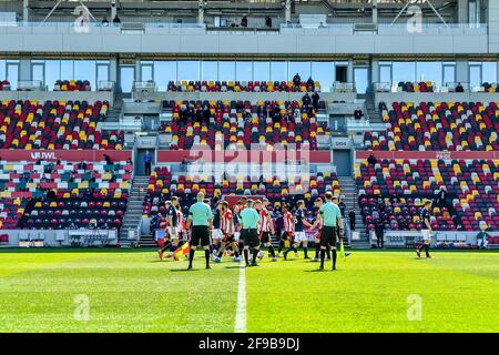 Londres, Royaume-Uni. 17 avril 2021. Le changement d'équipe se termine au début du match de championnat EFL Sky Bet entre Brentford et Millwall au Brentford Community Stadium, Londres, Angleterre, le 17 avril 2021. Photo de Phil Hutchinson. Utilisation éditoriale uniquement, licence requise pour une utilisation commerciale. Aucune utilisation dans les Paris, les jeux ou les publications d'un seul club/ligue/joueur. Crédit : UK Sports pics Ltd/Alay Live News Banque D'Images