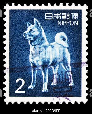 MOSCOU, RUSSIE - 24 SEPTEMBRE 2019 : timbre-poste imprimé au Japon montre chien, Akita Inu (Canis Lupus Familiaris), faune, flore et patrimoine culturel Banque D'Images