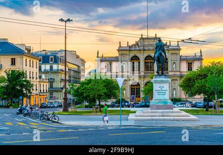 GENÈVE, SUISSE, 20 JUILLET 2017: Les gens marchent au coucher du soleil devant le Grand Théâtre de genève, Suisse Banque D'Images