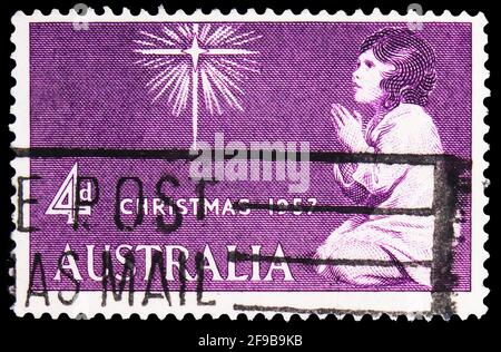 MOSCOU, RUSSIE - 24 SEPTEMBRE 2019: Timbre-poste imprimé en Australie montre la prière fille et étoile, série de Noël, vers 1957 Banque D'Images