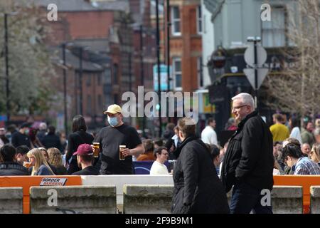 Manchester, Royaume-Uni. 16 avril 2021. Les gens se rassemblent dans les bars et les pubs du quartier nord de Manchester. Les pubs et les restaurants avec espace extérieur ont été autorisés à rouvrir car les restrictions de verrouillage sont assouplies au Royaume-Uni. Crédit : SOPA Images Limited/Alamy Live News Banque D'Images