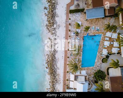 Aruba Caribbean couple homme et femme de milieu d'âge en vacances sur la plage avec des palmiers sur la plage Banque D'Images