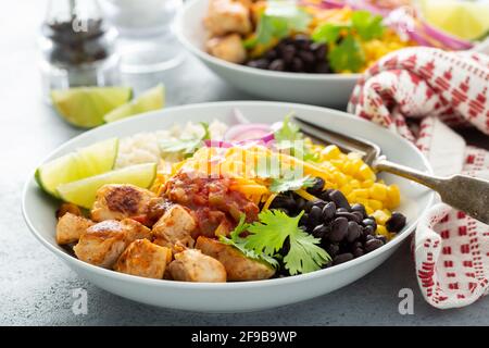 Bol de burrito mexicain avec poulet à la salsa et haricots Banque D'Images