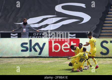 L'Admiral Muskwe de Wycombe Wanderers célèbre le premier but du match du championnat Sky Bet au Liberty Stadium, à Swansea. Date de la photo: Samedi 17 avril 2021. Banque D'Images