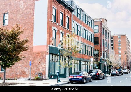 Anciens immeubles d'appartements rénovés avec boutiques au rez-de-chaussée le long d'une rue dans un quartier résidentiel historique en automne Banque D'Images