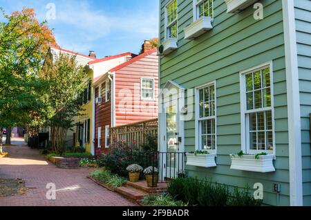 Maisons en bois colorées le long d'un trottoir en briques dans un quartier historique quartier un jour d'automne ensoleillé Banque D'Images