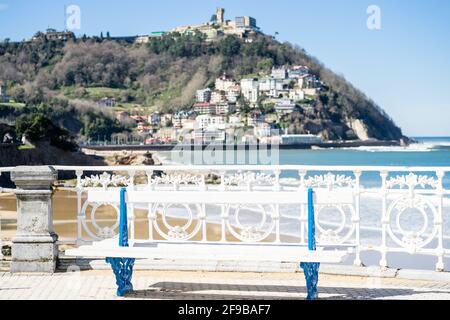 Banc en bois sur le pont sur la plage de la Concha en Espagne Banque D'Images