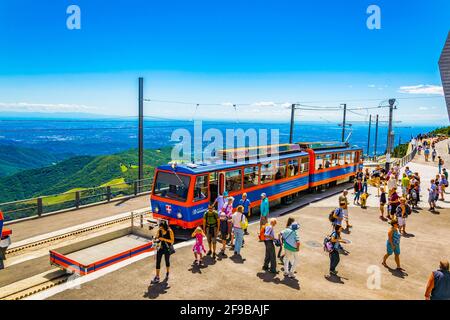 LUGANO, SUISSE, 25 JUILLET 2017: Les gens quittent le train touristique au sommet du mont Generoso en Suisse Banque D'Images