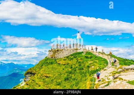 LUGANO, SUISSE, 25 JUILLET 2017 : les touristes se promenent au sommet de Monte Generoso en Suisse Banque D'Images