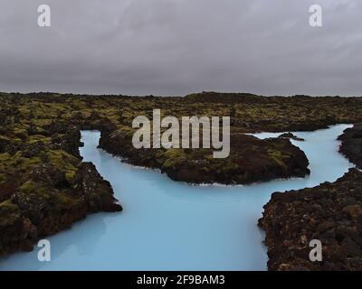 Piscine avec eau thermale de couleur bleue dans un champ de lave couvert de mousse près de la station thermale géothermique Blue Lagoon à Grindavik, péninsule de Reyjanes, Islande. Banque D'Images