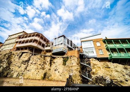 Célèbre ravine de la vieille Tbilissi avec son architecture en heure de printemps Banque D'Images