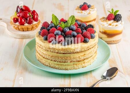 Gâteau fait maison avec baies fraîches sur fond de bois. Banque D'Images