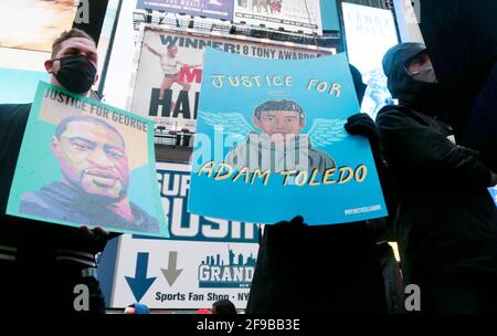 New York, New York, États-Unis. 16 avril 2021. Des manifestants et des supporters assistent au rallye à emporter et à la vigile en hommage à la vie de la victime de la police du Brooklyn Center, Daunte Wright, à Times Square, à New York, le 16 avril 2021. Crédit : Mpi43/Media Punch/Alamy Live News Banque D'Images