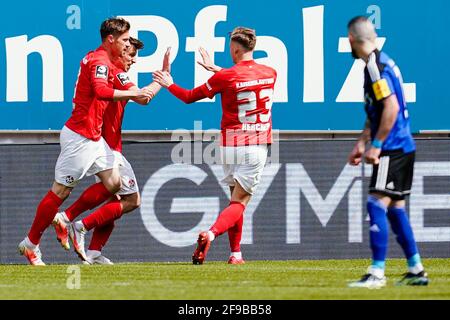 17 avril 2021, Rhénanie-Palatinat, Kaiserslautern: Football: 3e division, 1. FC Kaiserslautern - 1. FC Saarbrücken, Matchday 32, Fritz-Walter-Stadion. Le buteur de buts de Kaiserslautern Daniel Hanslik (2e à partir de la gauche) célèbre avec ses coéquipiers, parmi eux Philipp Hercher (2e à partir de la droite), son but pour 1:0. Photo: Uwe Anspach/dpa - NOTE IMPORTANTE: Conformément aux règlements de la DFL Deutsche Fußball Liga et/ou de la DFB Deutscher Fußball-Bund, il est interdit d'utiliser ou d'avoir utilisé des photos prises dans le stade et/ou du match sous forme de séquences et/ou de vidéo-li Banque D'Images