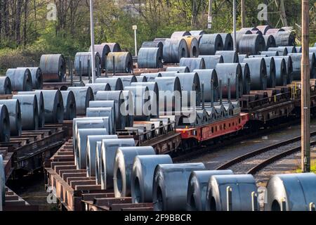 Rouleaux de bandes d'acier, bobines, sur wagons de marchandises, à l'usine de production de steelworks de ThyssenKrupp Schwelgern à Duisburg-Marxloh fait partie des aciéries de Bruckhausen Banque D'Images