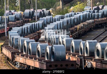 Rouleaux de bandes d'acier, bobines, sur wagons de marchandises, à l'usine de production de steelworks de ThyssenKrupp Schwelgern à Duisburg-Marxloh fait partie des aciéries de Bruckhausen Banque D'Images