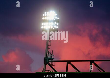 Le projecteur de Norwich City est visible sur fond de coucher de soleil - Norwich City v Huddersfield Town, Sky Bet Championship, Carrow Road, Norwich, Royaume-Uni - 6 avril 2021 usage éditorial uniquement - des restrictions DataCo s'appliquent Banque D'Images