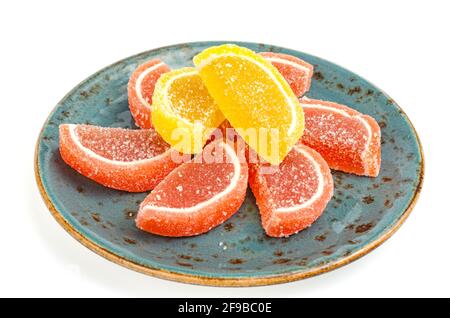Assiette bleue avec tranches de marmelade d'orange et de citron dans le sucre. Studio photo Banque D'Images