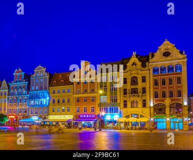 WROCLAW, POLOGNE, 28 MAI 2017 : vue nocturne des maisons colorées de Rynek, la place pittoresque du centre de Wroclaw, Pologne Banque D'Images