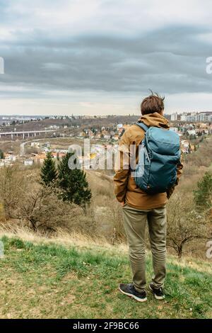 Homme avec sac à dos bénéficiant d'une vue sur la réserve naturelle de la vallée de Prokopske Et quartier résidentiel,Prague,République Tchèque.beau paysage Banque D'Images