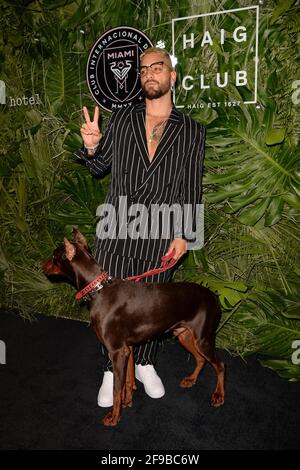 MIAMI BEACH, FL - 16 AVRIL : Maluma participe à la fête d'ouverture organisée par David Grutman et Pharrell Williams à l'hôtel Goodtime le 16 avril 2021 à Miami Beach, Floride. CreditL : mpi04/MediaPunch Banque D'Images